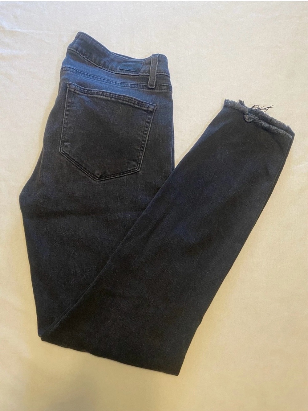 Paige Woman's VERDUGO ANKLE
Jean Black Denim Button Size 27
Low Rise Skinny 0023